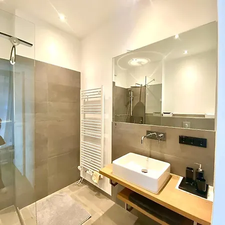 Center Backyard Jewel - Ani Berlim