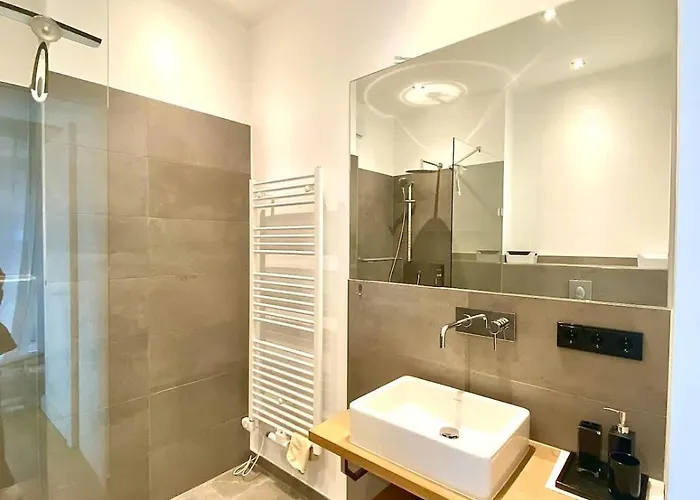 Center Backyard Jewel - Ani Berlín